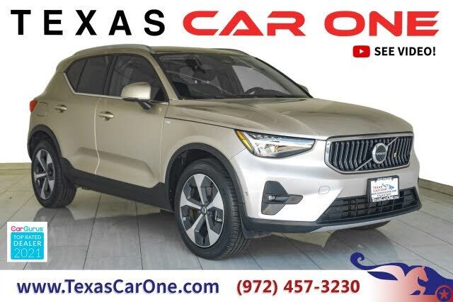 2023 VOLVO XC40
