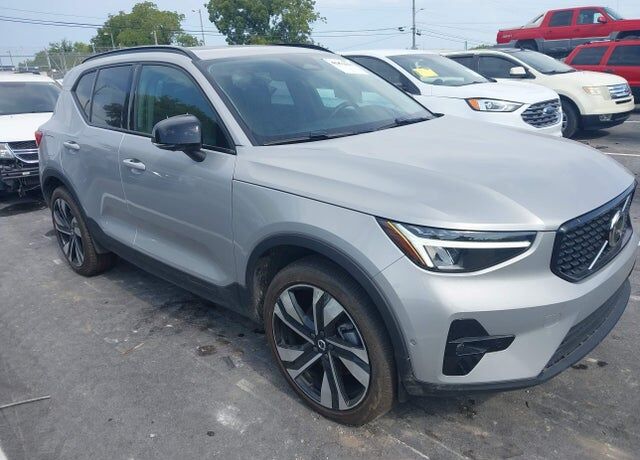 2025 VOLVO XC40