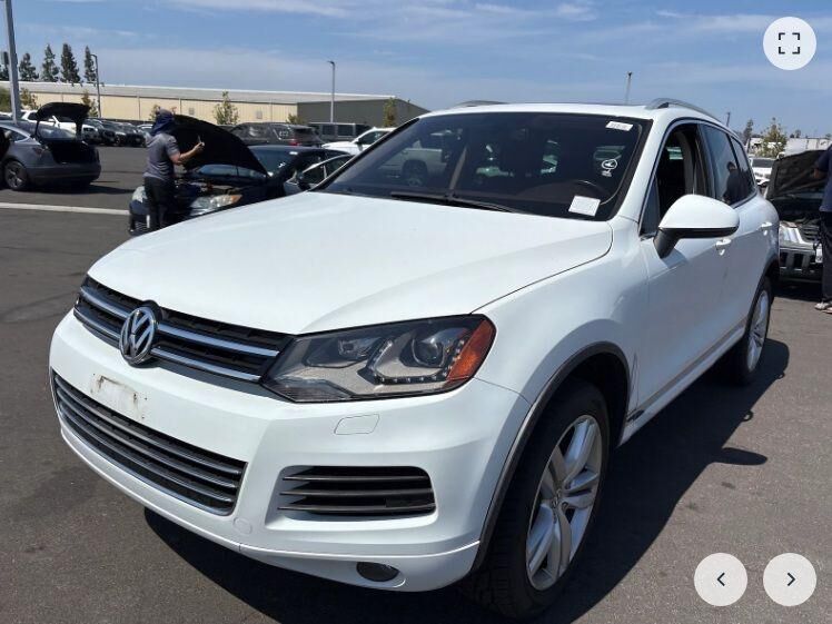 2013 VOLKSWAGEN Touareg