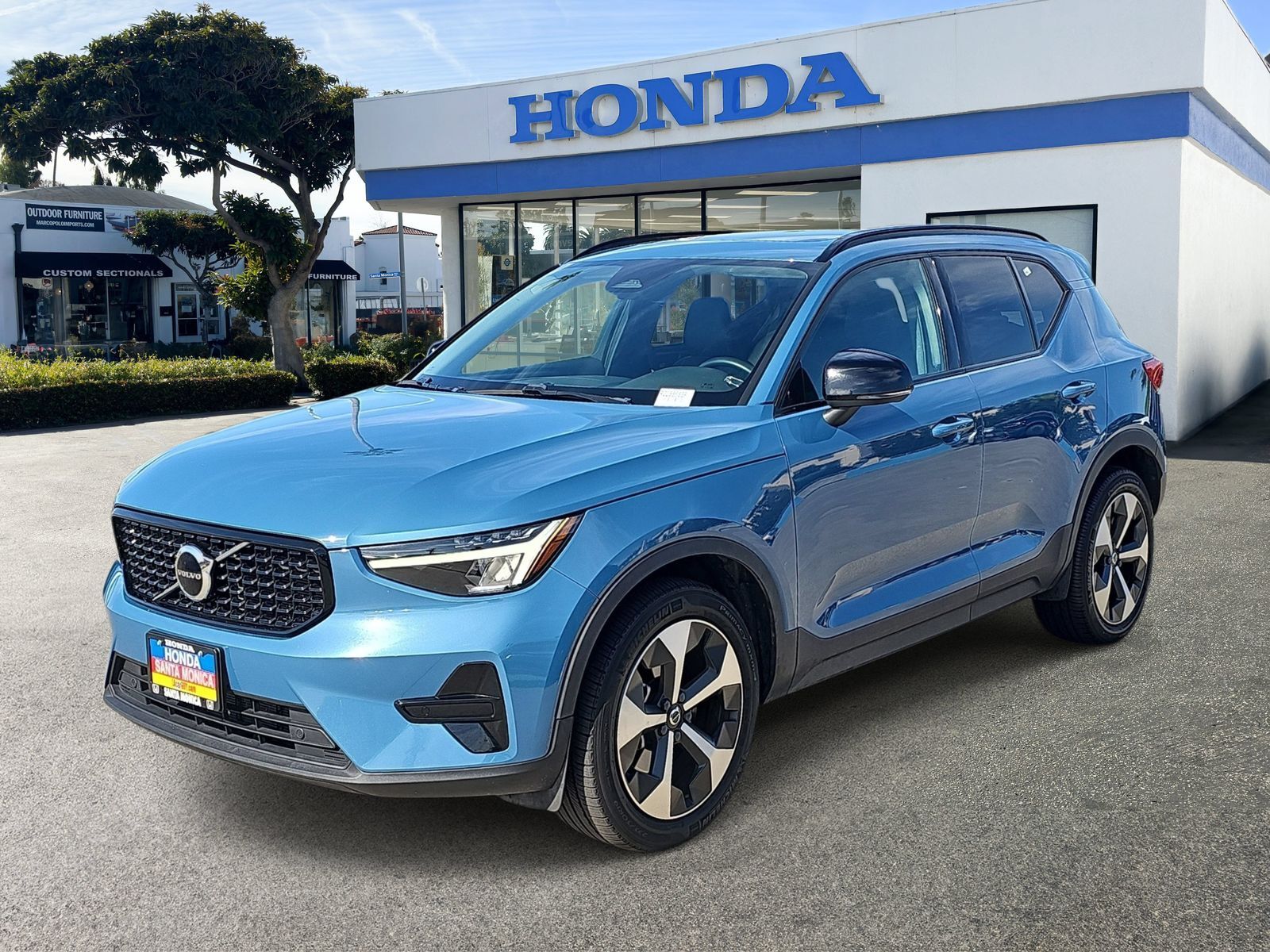 2024 VOLVO XC40