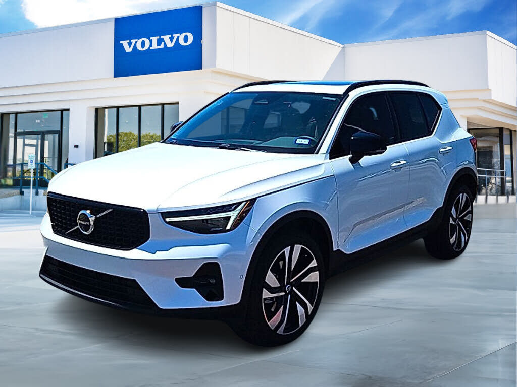 2025 VOLVO XC40