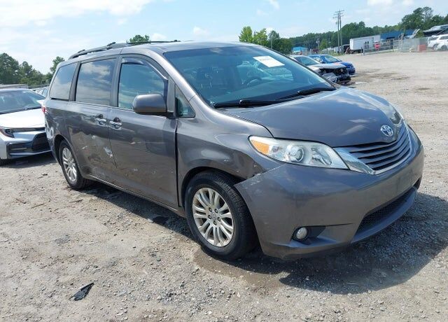 2017 TOYOTA Sienna
