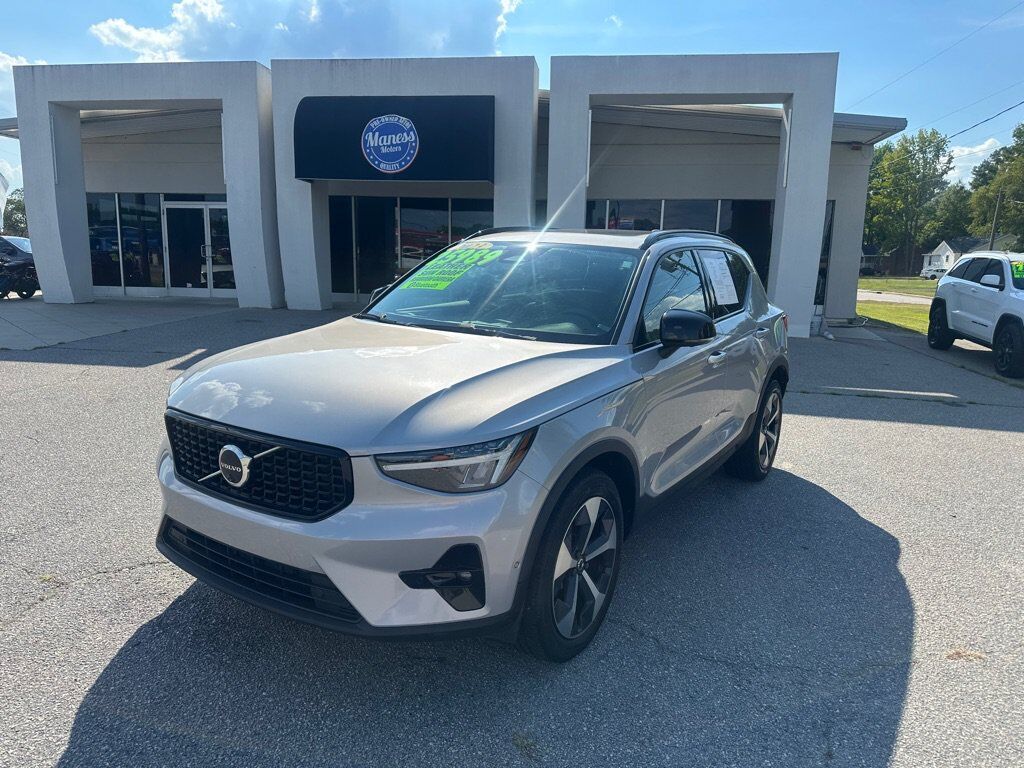 2023 VOLVO XC40