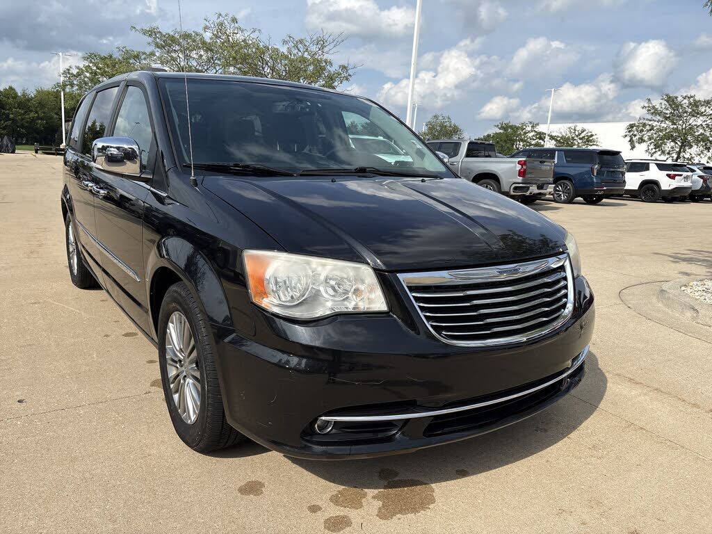 2013 CHRYSLER Town and Country