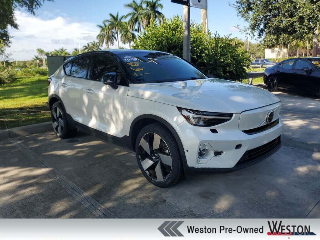 2022 VOLVO C40
