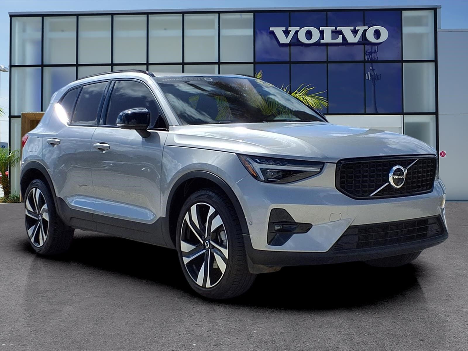 2025 VOLVO XC40