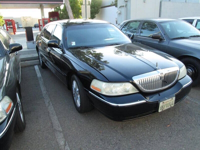 2011 LINCOLN Town Car
