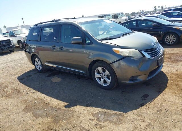 2011 TOYOTA Sienna