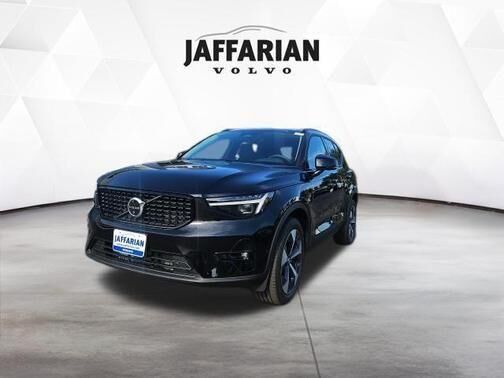 2026 VOLVO XC40