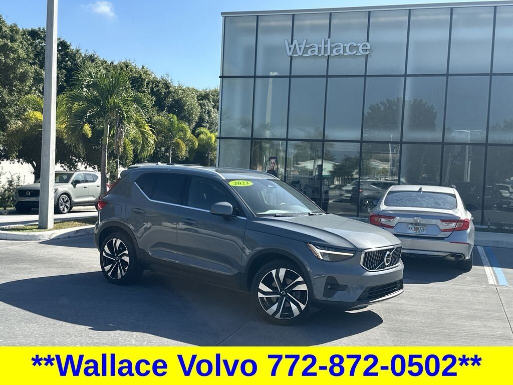 2023 VOLVO XC40