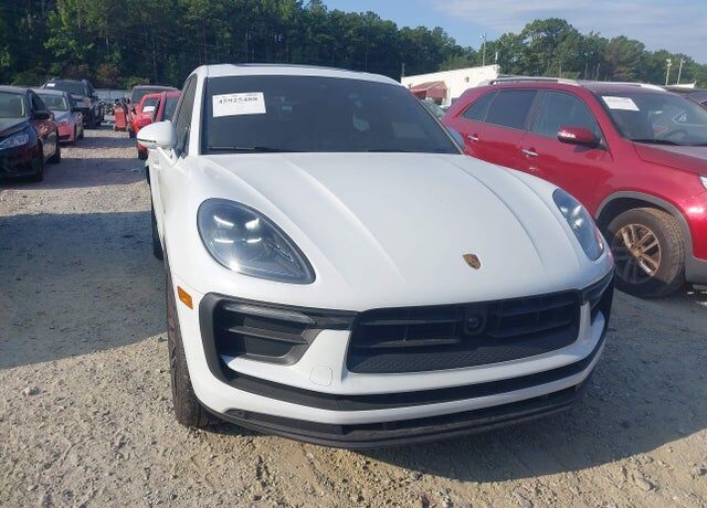 2025 PORSCHE Macan