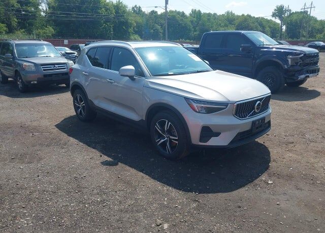 2025 VOLVO XC40