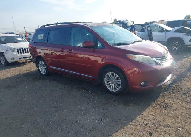 2012 TOYOTA Sienna