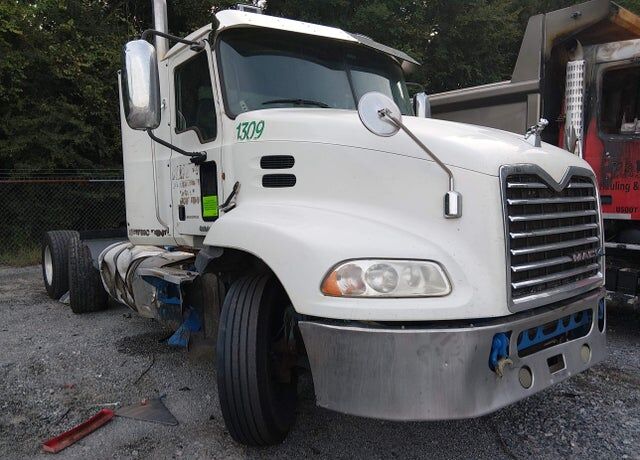 2013 MACK CXU
