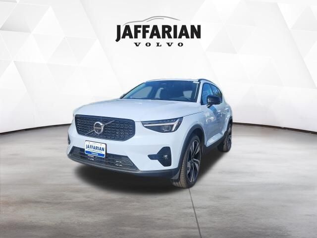 2026 VOLVO XC40