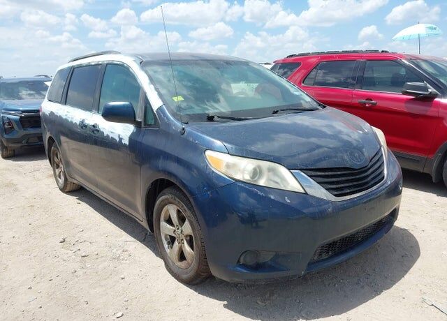 2011 TOYOTA Sienna