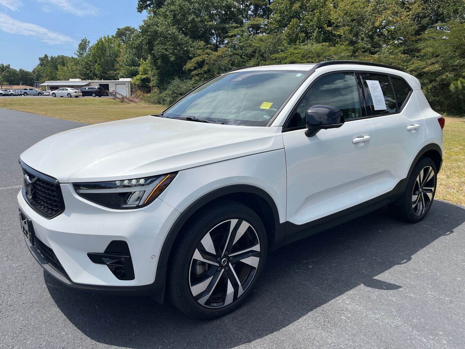 2023 VOLVO XC40