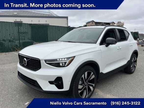 2025 VOLVO XC40