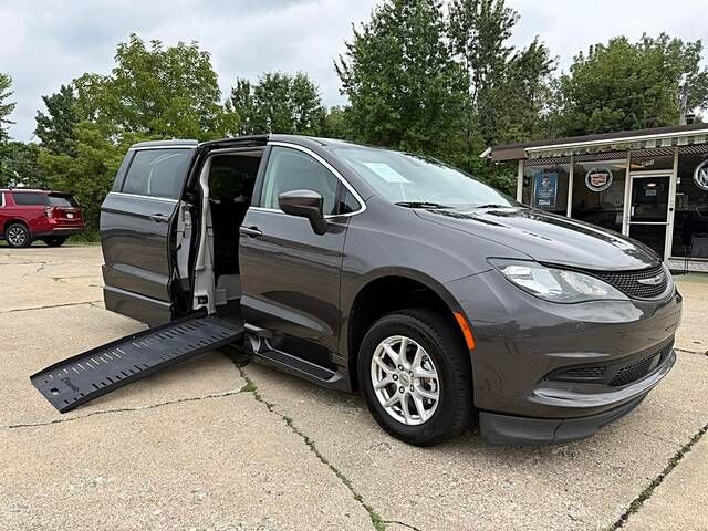 2022 CHRYSLER Voyager