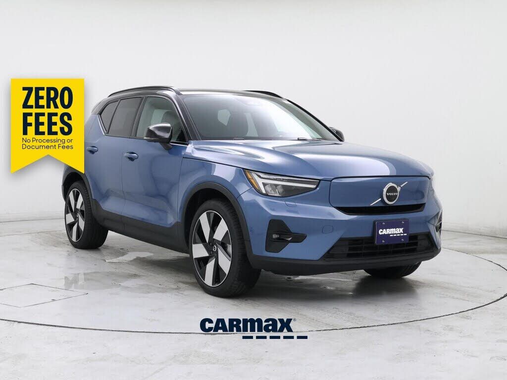 2023 VOLVO XC40