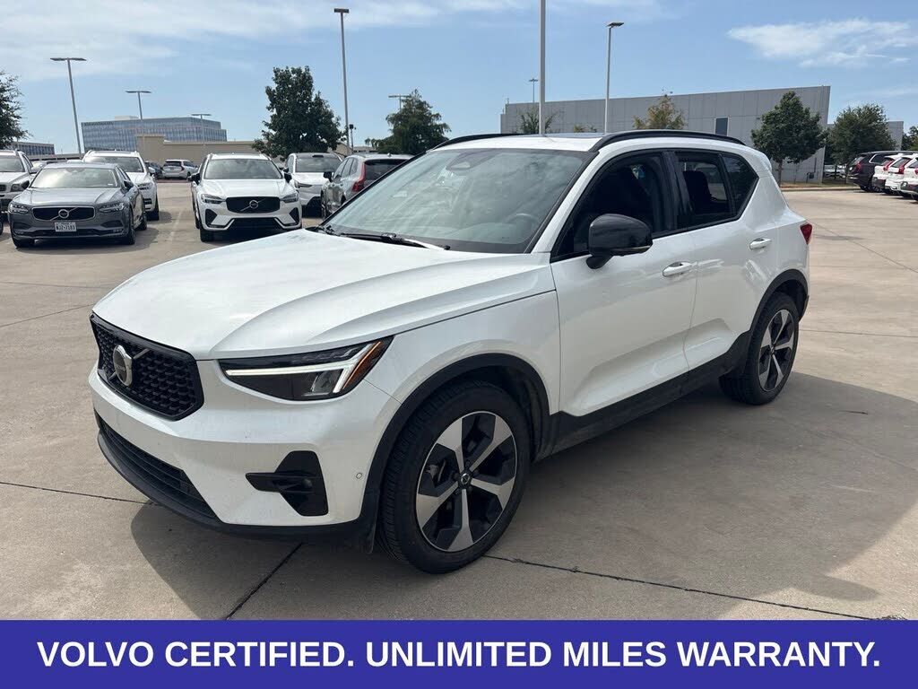 2025 VOLVO XC40