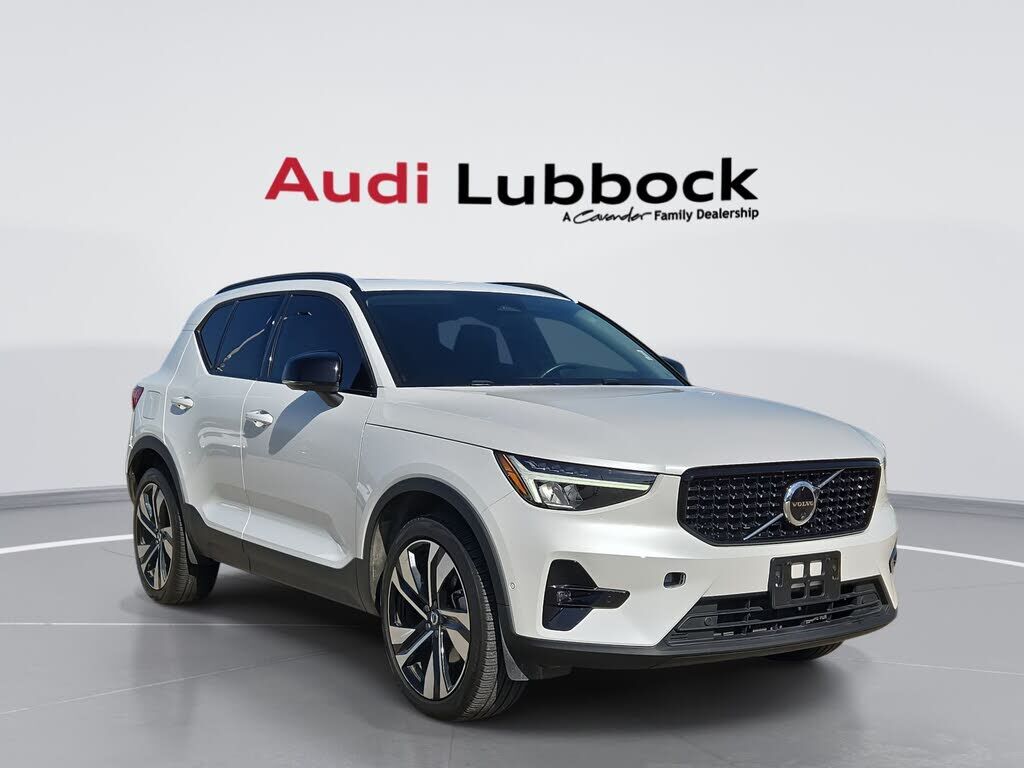 2025 VOLVO XC40