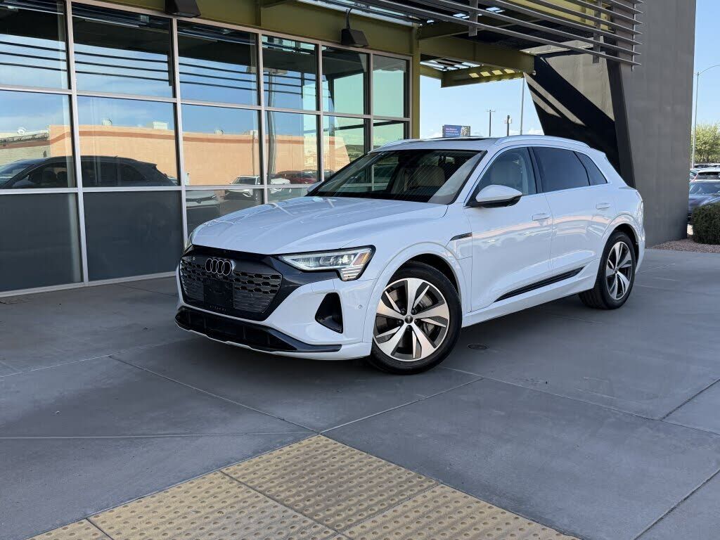 2024 AUDI Q8