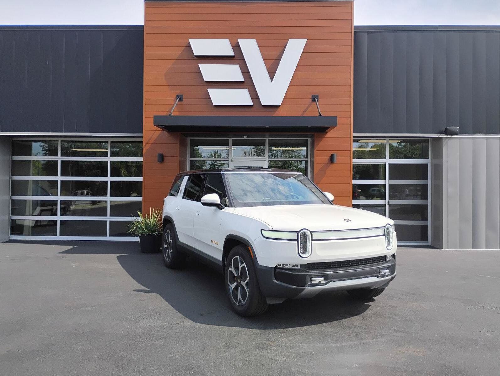 2024 RIVIAN R1S