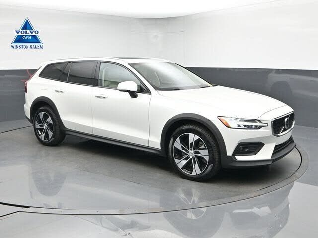 2025 VOLVO V60CC
