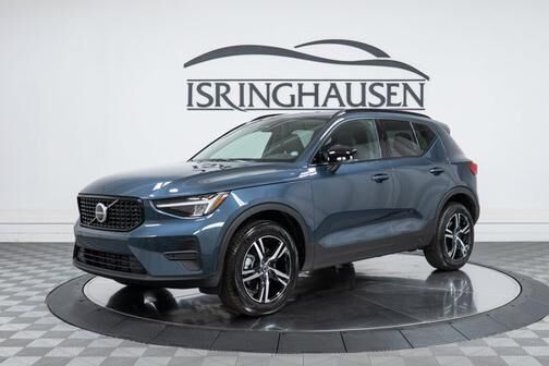 2026 VOLVO XC40