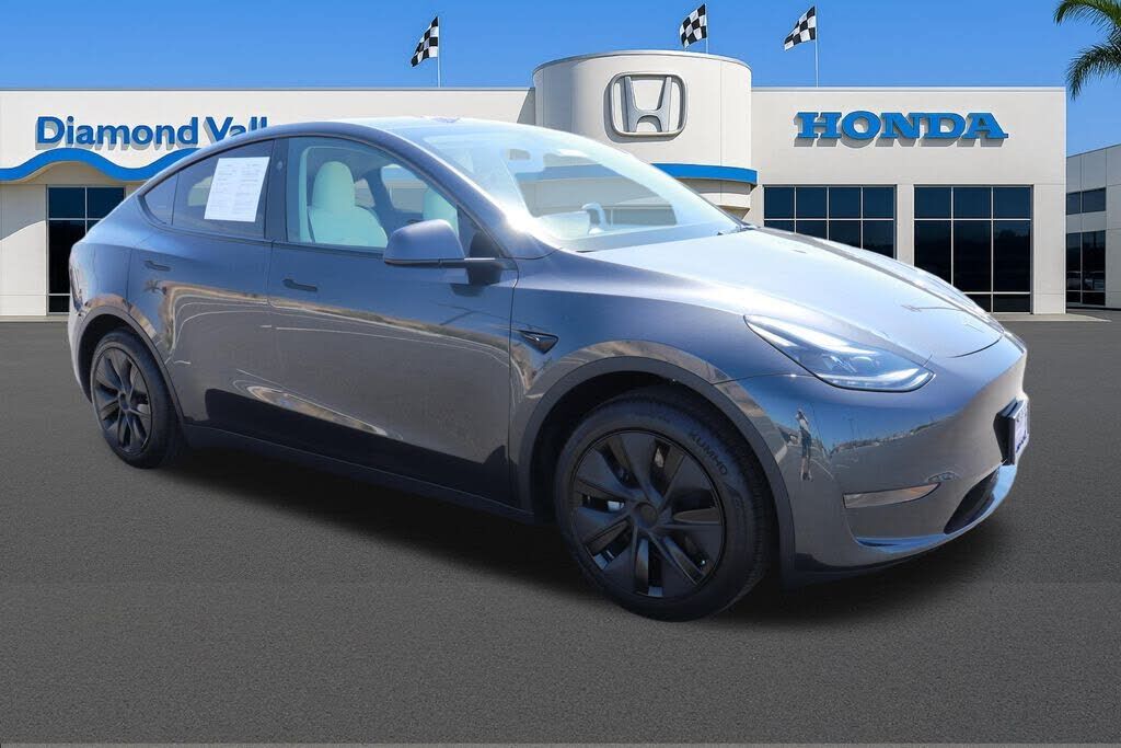 2025 TESLA Model Y