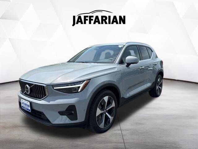 2025 VOLVO XC40