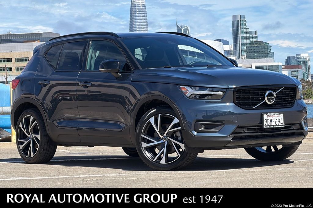 2022 VOLVO XC40