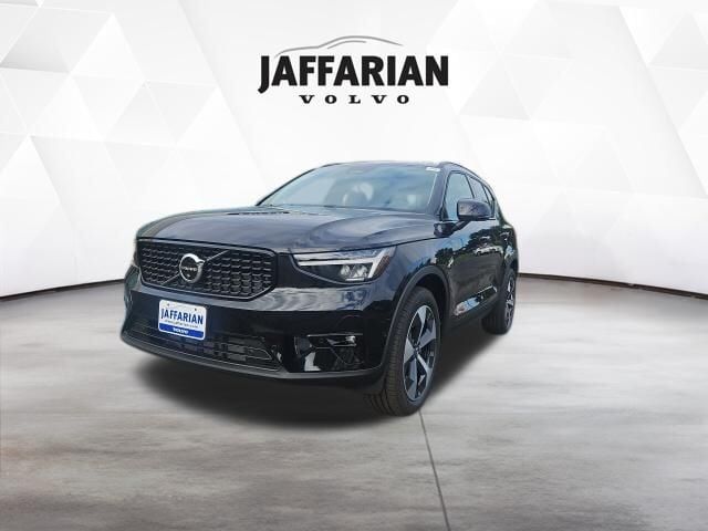 2026 VOLVO XC40