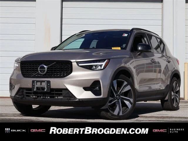 2023 VOLVO XC40