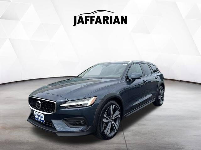2025 VOLVO V60CC