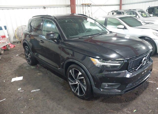 2022 VOLVO XC40