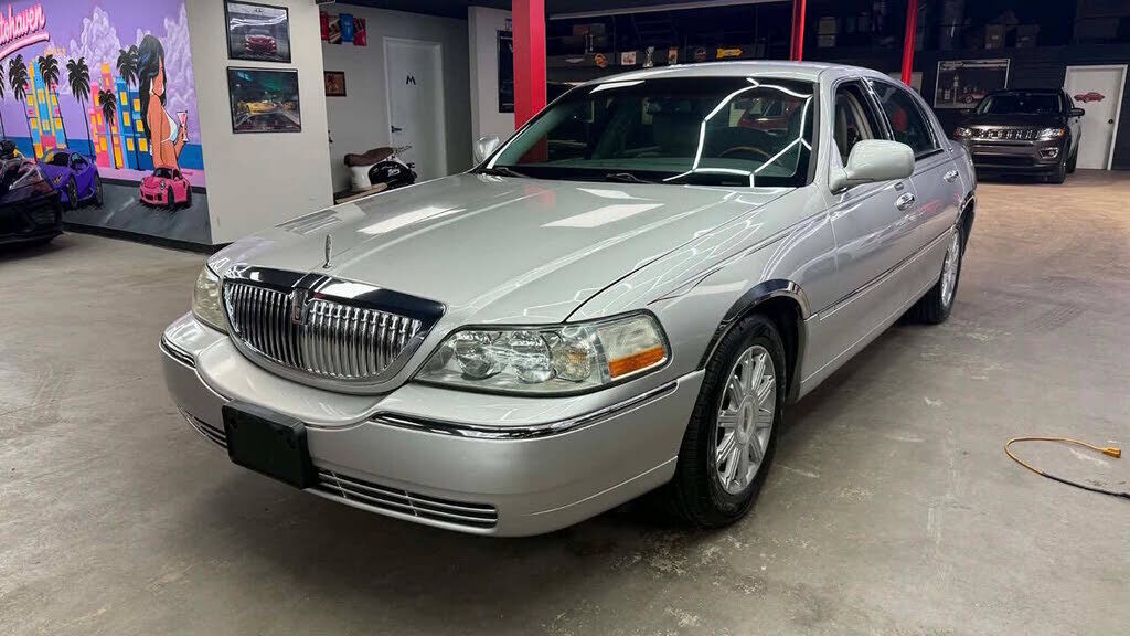 2011 LINCOLN Town Car
