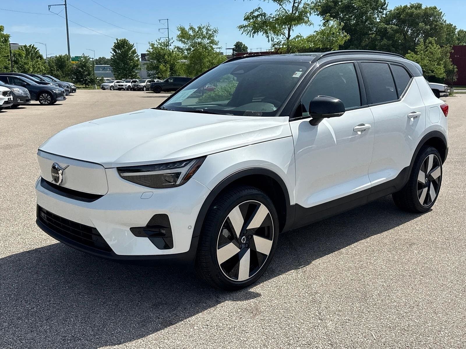 2023 VOLVO XC40