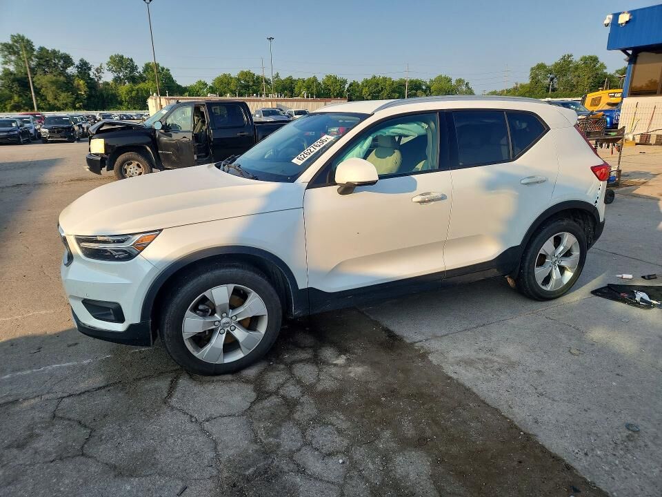 2021 VOLVO XC40