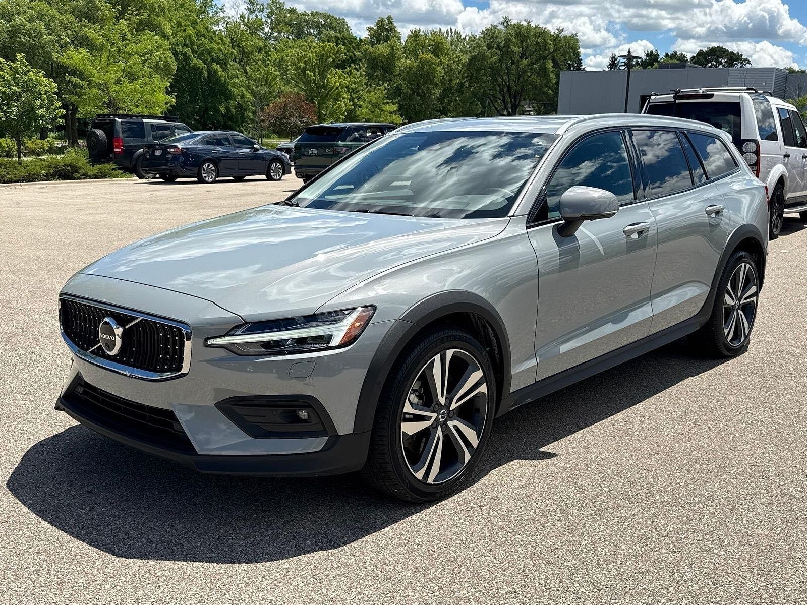 2025 VOLVO V60CC