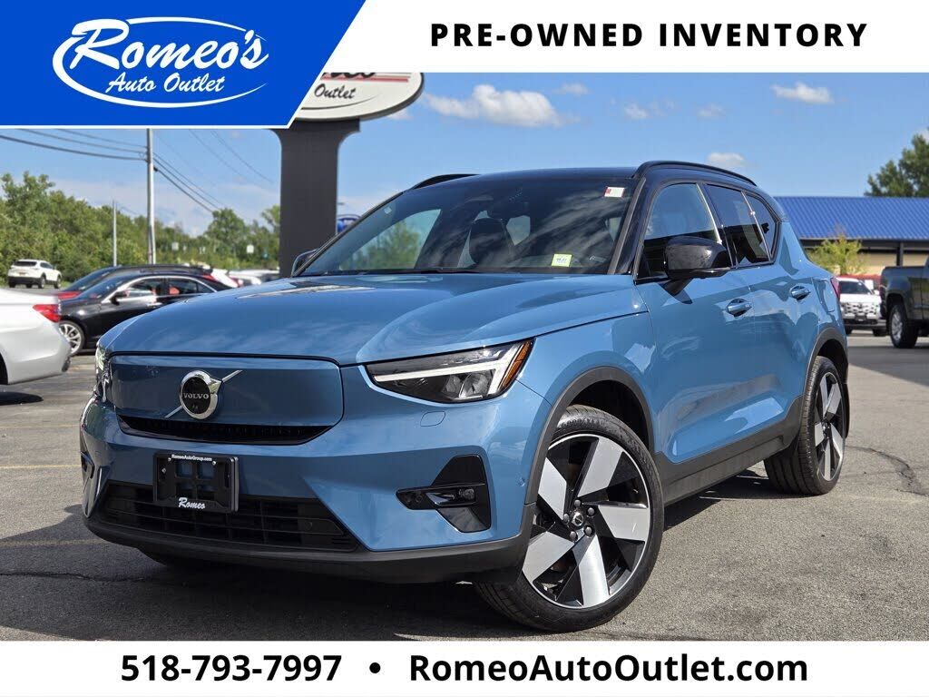2023 VOLVO XC40