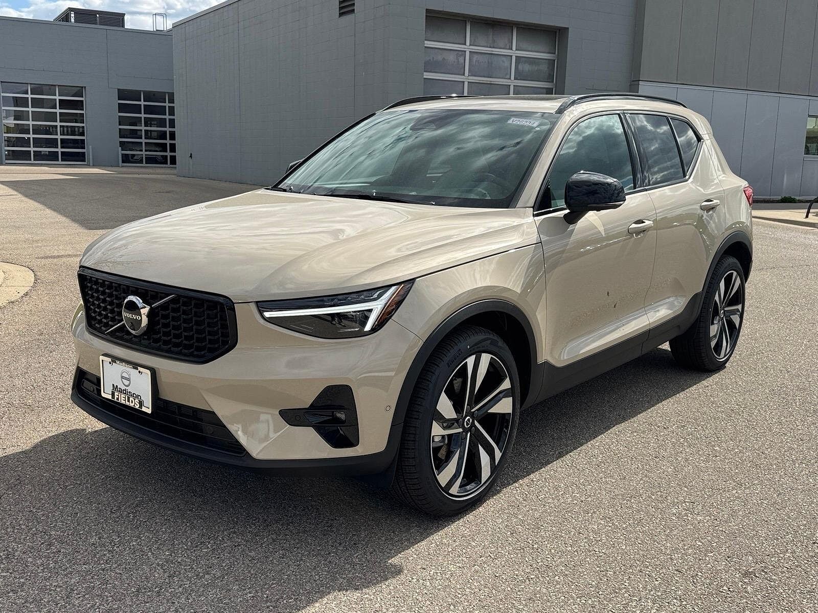 2026 VOLVO XC40