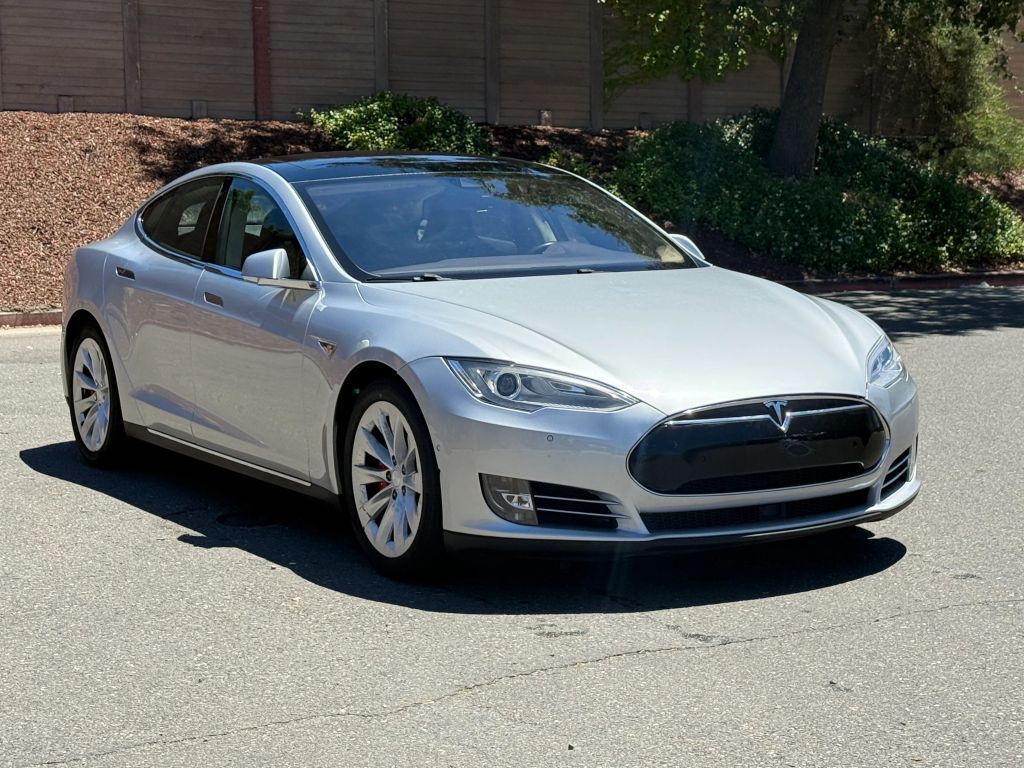 2015 TESLA Model S