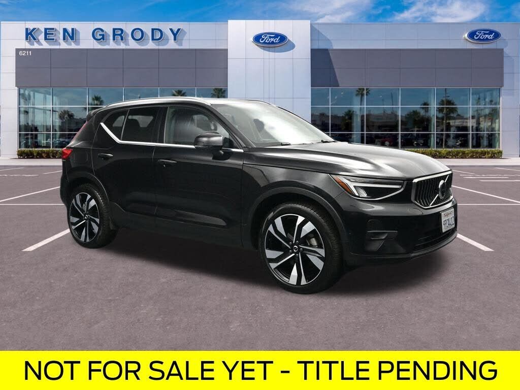 2025 VOLVO XC40
