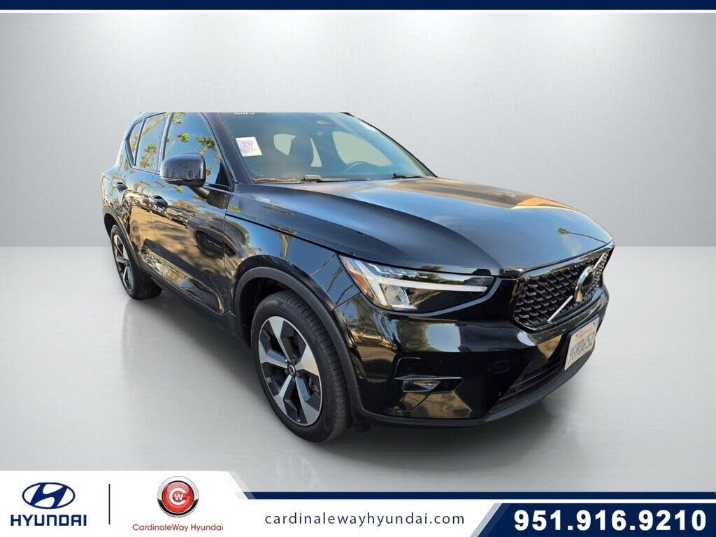 2023 VOLVO XC40