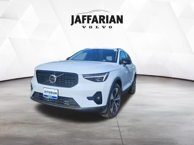 2026 VOLVO XC40