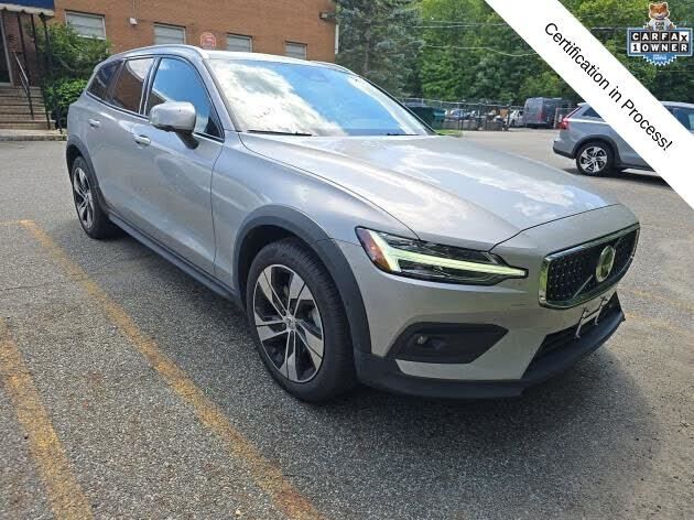 2025 VOLVO V60CC