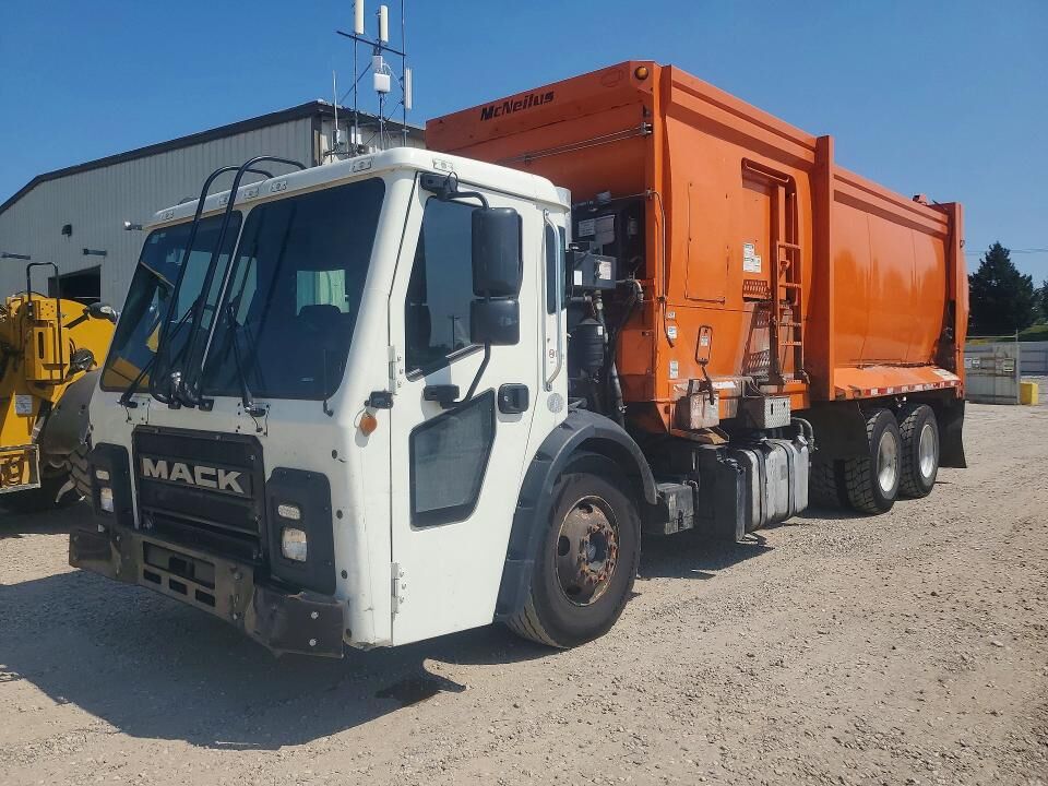 2018 MACK LR