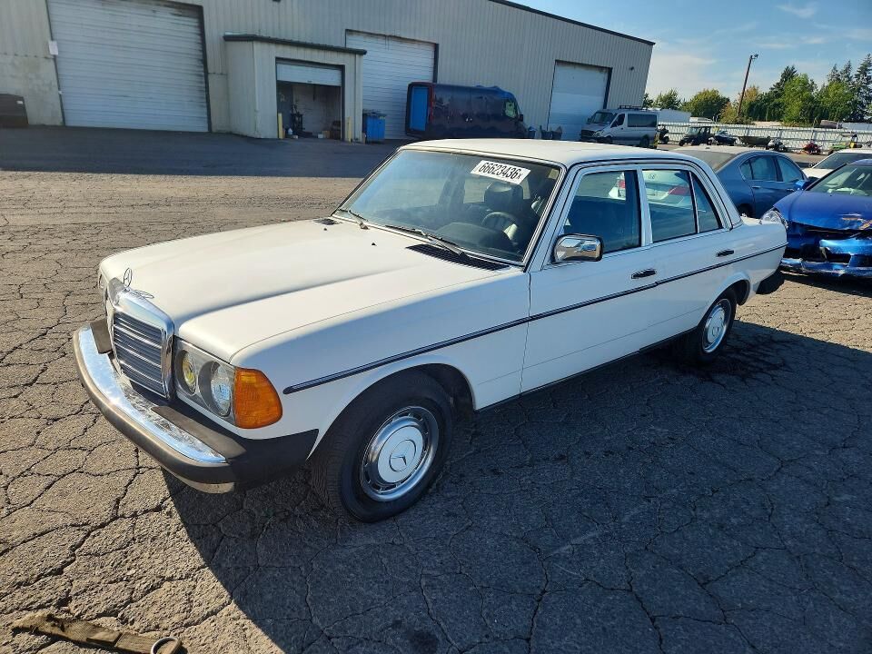 1982 MERCEDES-BENZ 240